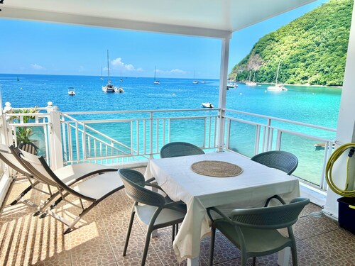 Ti Cabanon. Sea view apartment in the center of Deshaies