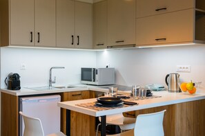 Frigorífico, microondas, cafetera o tetera y hervidor eléctrico