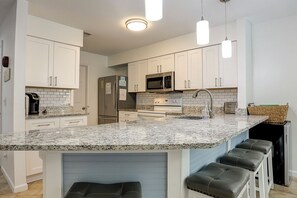 Frigorifero, microonde, piano cottura, lavastoviglie