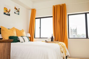 1 chambre, fer et planche à repasser, lit de bébé portatif