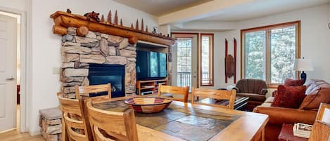 Condo, 2 Bedrooms | Dining