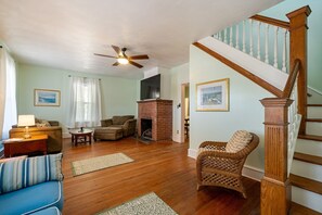 Cottage, 4 Bedrooms | Living room | Smart TV