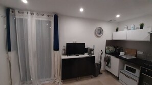 Réfrigérateur, micro-ondes, four, plaque de cuisson