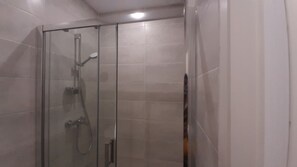 Dusche, Haartrockner, Handtücher, Seife