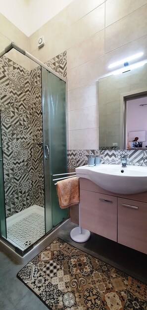 Duschwanne, kostenlose Toilettenartikel, Haartrockner, Bidet
