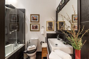 Badewanne, Haartrockner, Handtücher