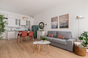Un espace de vie moderne comprenant une cuisine, un coin repas et un espace détente.