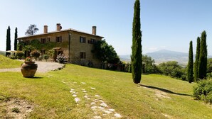 A stone building with a garden path leading to a house. - Cozy retreat for 2 with pool & A/C in Val d'Orcia | Moraiolo  (Monticchiello)