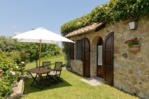 Outdoor dining - Cozy retreat for 2 with pool & A/C in Val d'Orcia | Moraiolo  (Monticchiello)