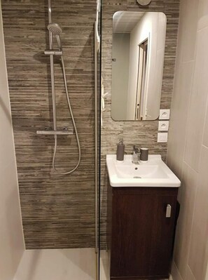 Douche, sĂšche-cheveux, serviettes fournies, savon