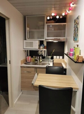 Réfrigérateur, micro-ondes, plaque de cuisson, cafetiÚre/bouilloire