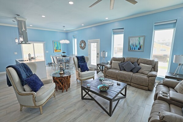 Flat-screen TV, fireplace - As Good As It Gets! Rent The Whole House! (South Padre Island)