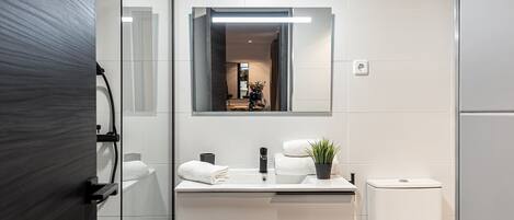 Een douche, een haardroger, handdoeken