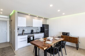 Refrigerador, microondas, horno, placa de cocina