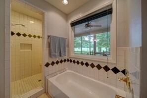 Badewanne, Haartrockner, Handtücher, Seife