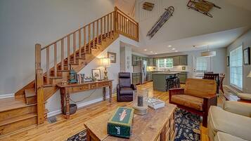 Älytelevisio, takka, pöytäjalkapallopöytä, kirjoja