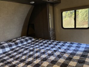 1 bedroom, bed sheets