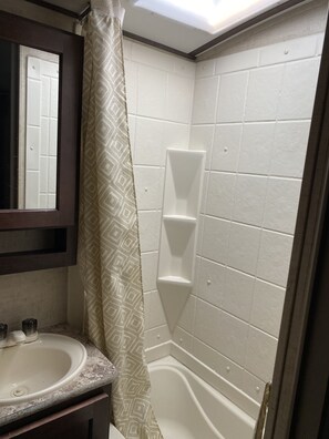 Regadera, toallas, jabón, papel de baño 
