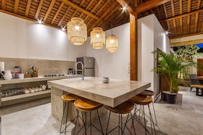 Kühlschrank, Mikrowelle, Herdplatte, Wasserkocher mit Kaffee-/Teezubehör