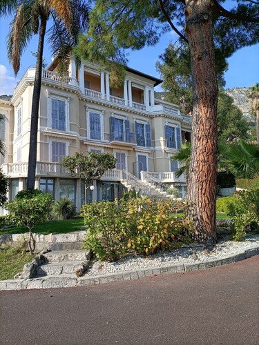 Lovely 28 M2 studio in listed villa with swimming pool and free parking.