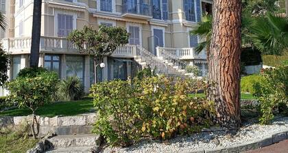 Beau studio de 28 M2 dans villa classée avec piscine et parking gratuit.