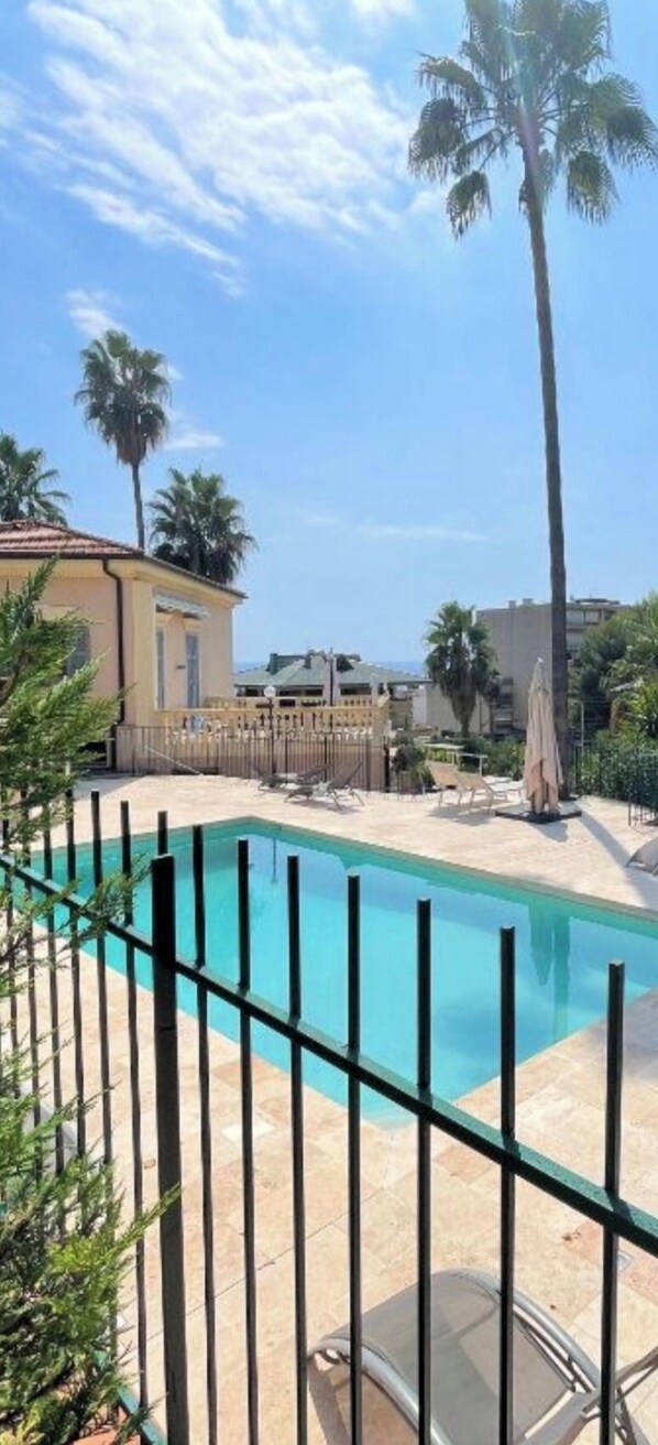 Una piscina al aire libre