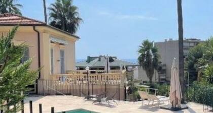 Beau studio de 28 M2 dans villa classée avec piscine et parking gratuit.