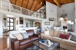 Smart TV, fireplace, books - SPECTACULAR LAKE VIEW HOME, 3100 SFT, A/C, SPA, STEPS to LAKE (Lake Arrowhead)