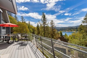 Outdoor dining - SPECTACULAR LAKE VIEW HOME, 3100 SFT, A/C, SPA, STEPS to LAKE (Lake Arrowhead)