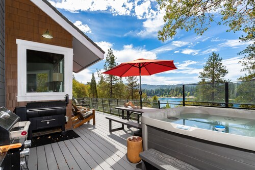 SPECTACULAR LAKE VIEW HOME, 3100 SFT, A/C, SPA, STEPS to LAKE