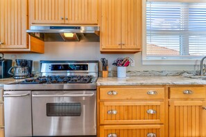 Kylskåp, mikrovågsugn, ugn och spishäll