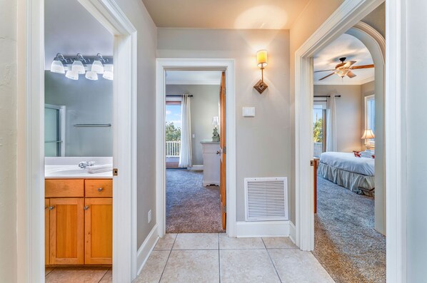 5 bedrooms, free WiFi - Blue Heron - Dog Friendly, Community Pool, Across from Beach, Sunset Beach! (St. George Island)