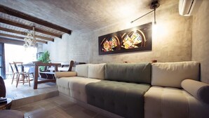 Ein modernes Wohnzimmer mit einer Couch, einem Esstisch und Stühlen.