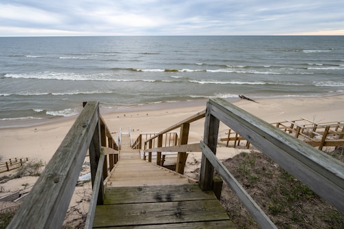 Nice Cottage on Lake Michigan with Views and Beach