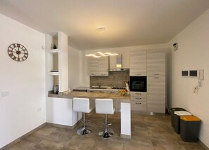 Kühlschrank, Ofen, Geschirrspüler, Wasserkocher mit Kaffee-/Teezubehör