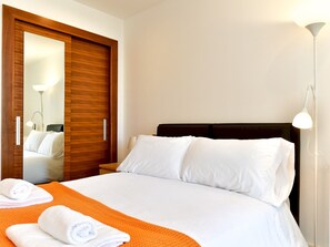 2 bedrooms, iron/ironing board, free WiFi, bed sheets - Super Central Spacious 2 Bed Apartment with Parking - Pass the Keys (Cardiff)