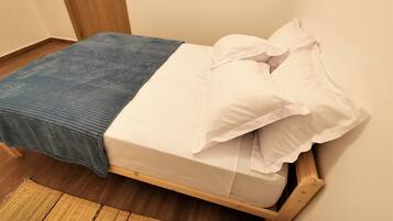1 dormitorio, tabla de planchar con plancha, wifi y ropa de cama