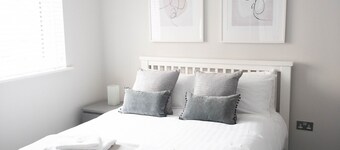 Lovely, comfortable 2-bed Braehead - free parking - Pass the Keys