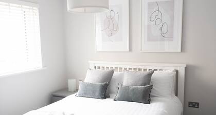 Lovely, comfortable 2-bed Braehead - free parking - Pass the Keys