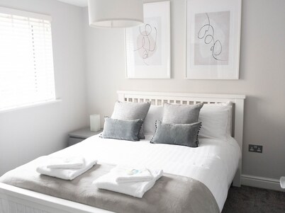 Lovely, comfortable 2-bed Braehead - free parking - Pass the Keys