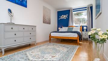 2 bedrooms, laptop workspace, free WiFi, bed sheets
