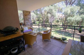 المنطقة المحيطة بالمنشأة