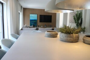 Dining - Villa Hibiscus, great location in Vilamoura, lush green lawns and garden (Quarteira)