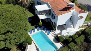 Exterior - Villa Hibiscus, great location in Vilamoura, lush green lawns and garden (Quarteira)