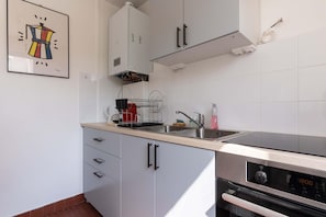Fridge, microwave, oven, coffee/tea maker