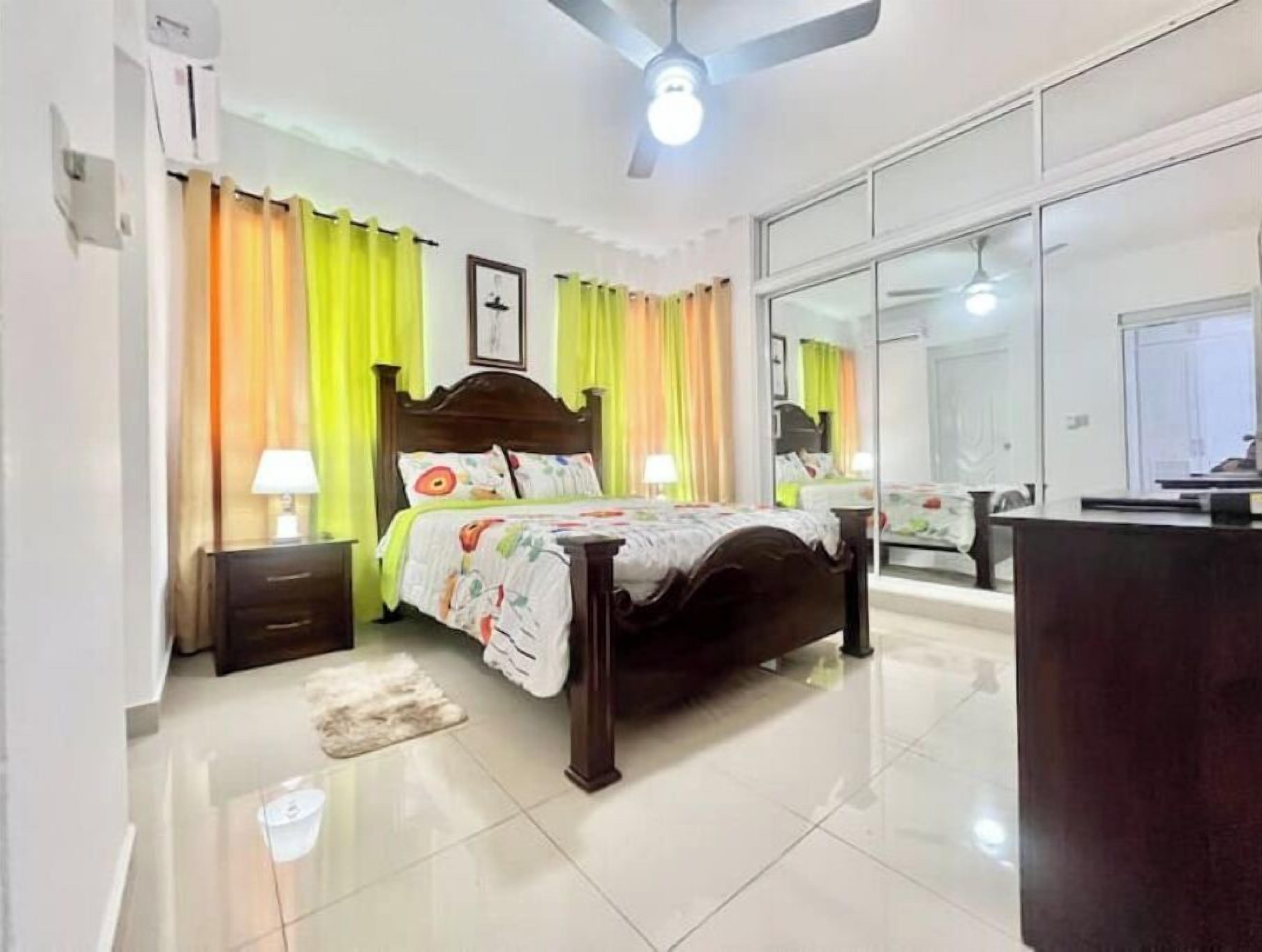 2 chambres, fer et planche à repasser, lit parapluie, Wi-Fi gratuit