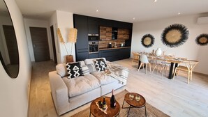 Ein modernes Wohnzimmer mit einer Couch, einem Couchtisch und einem Essbereich.