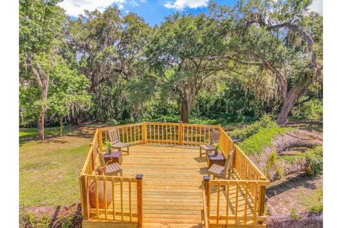 Unique "Tiki Hut" vibe in Downtown Mt Dora!!!!