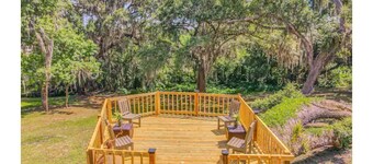 Unique "Tiki Hut" vibe in Downtown Mt Dora!!!!