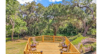 Unique "Tiki Hut" vibe in Downtown Mt Dora!!!!